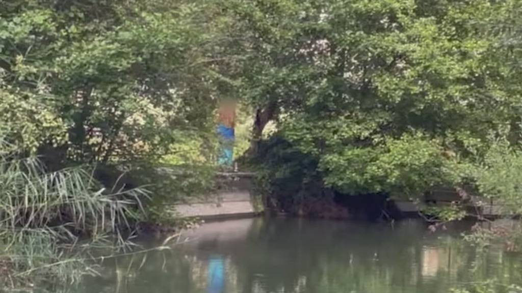Nackte Tatsachen: Mann zieht sich in Seengen vor Familie aus