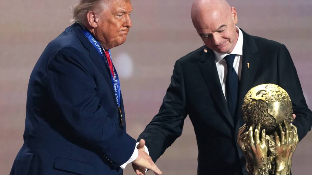 Beste Freunde, aber mit einigen Herausforderungen vor der Fussball-WM im Sommer: US-Präsident Donald Trump (li.) und FIFA-Präsident Gianni Infantino mit dem WM-Pokal