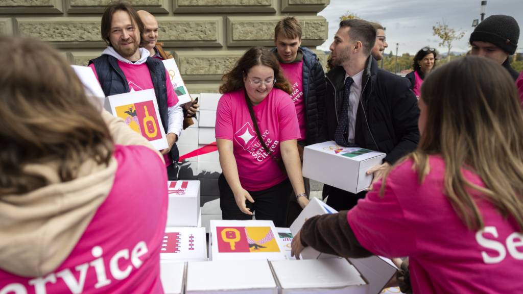 Unterstützer der Service-Citoyen-Initiative reichen ihre gesammelten Unterschriften ein. Der Bundesrat empfiehlt den Stimmenden ein Nein zum verlangten Bürgerdienst für Männer und Frauen. (Archivbild)