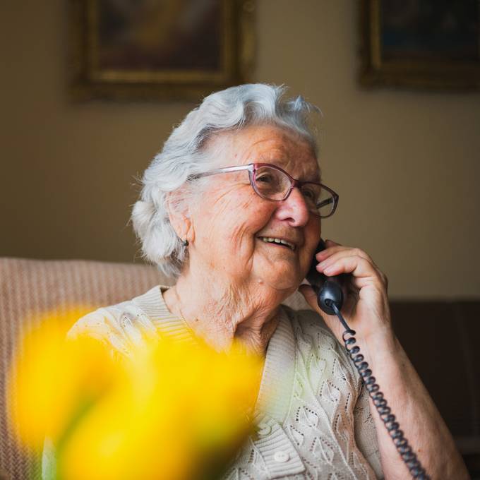 Plaudertelefonate helfen gegen Einsamkeit im Alter