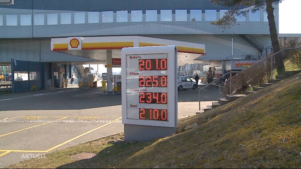 Der Benzinpreis steigt auf 2 Franken