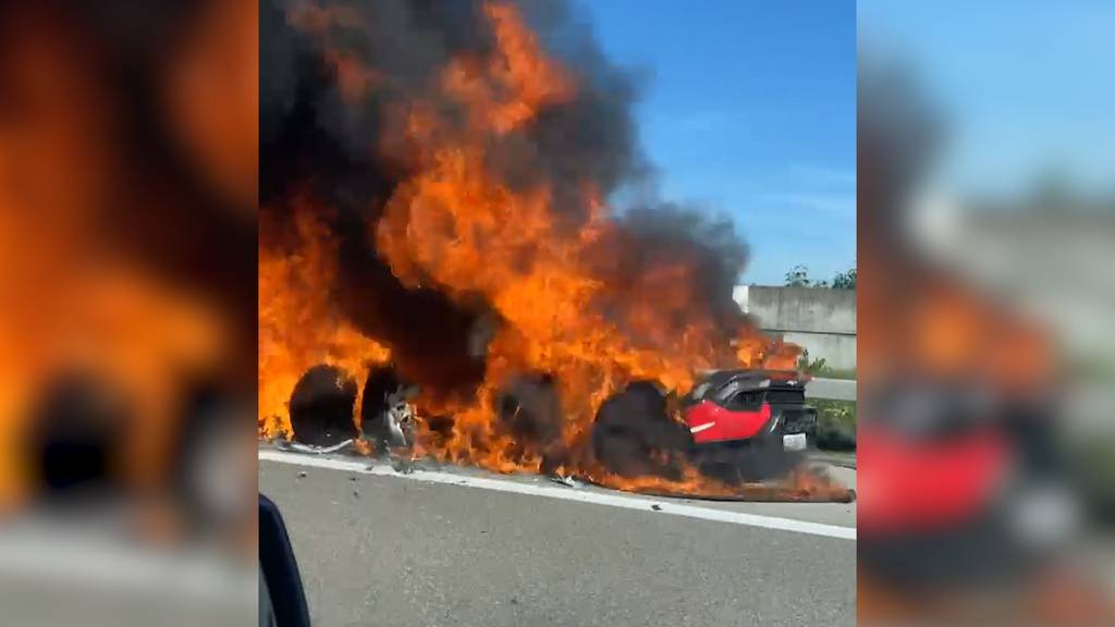 Sportwagen geht auf Autobahn A1 bei Attikon in Flammen auf