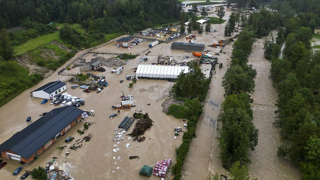 Slowenien bittet um die Unterstützung der EU und der Nato, um die Folgen der Uberschwemmungen zu beheben. Foto: Miro Majcen/AP/dpa