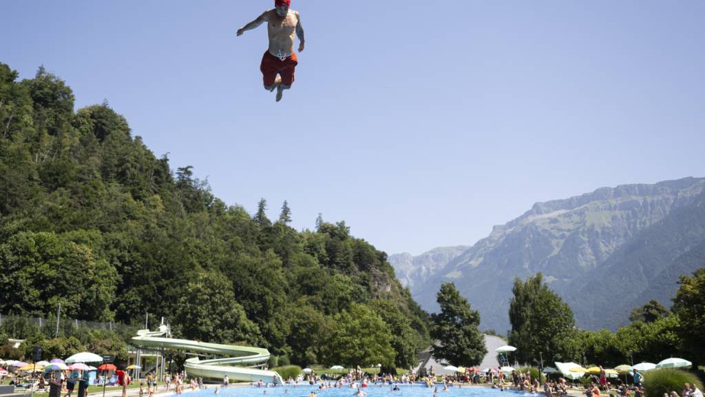Ab ins kühle Nass: An vielen Orten gab es in der Schweiz am Donnerstag Temperaturen über 30 Grad. (Archivbild)