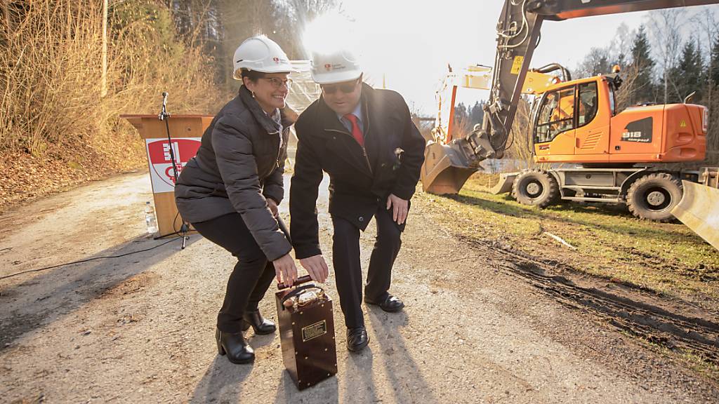 Die Obwaldner Finanzdirektorin Maya Büchi-Kaiser und Baudirektor Josef Hess 2018 beim Spatenstich zum Hochwasserschutzprojekt, das nun teurer wird als geplant. (Archivbild)