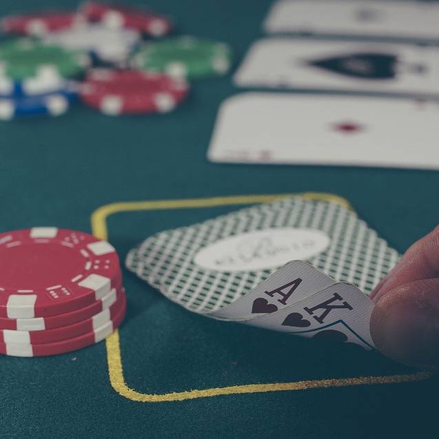 Illegales Poker-Lokal aufgedeckt – Organisator springt bei Flucht aus Fenster