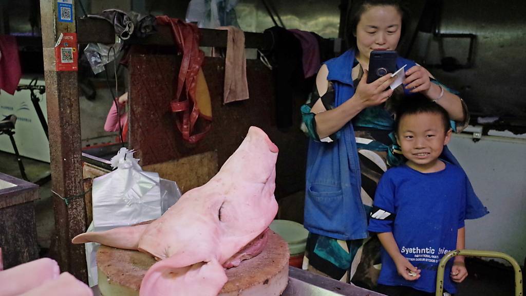 China will ab kommenden Jahr die Einfuhrsteuern auf zahlreiche Produkte, wie etwa auf Schweinefleisch, reduzieren. (Symbolbild)