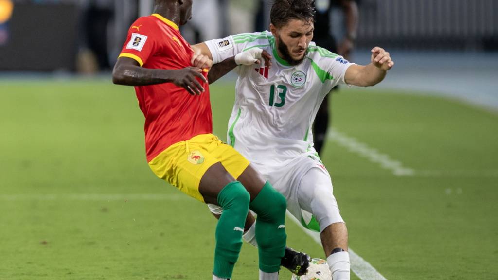 Reist an die WM: YB-Verteidiger Jaouen Hadjam (re., im September gegen Guinea) qualifizierte sich mit Algerien für die Endrunde 2026