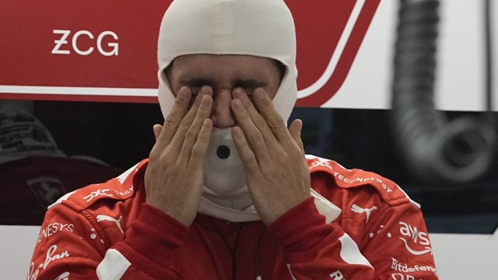 Charles Leclerc reibt sich die Augen, bevor er sich um 2.30 Uhr Ortszeit in seinen Ferrari setzt