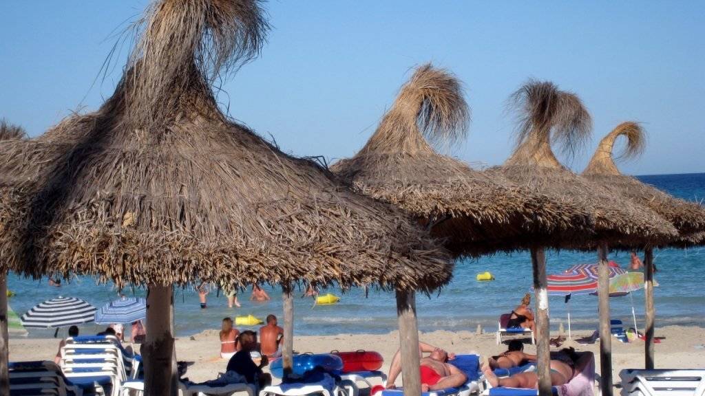Touristen an einem Strand in Mallorca - künftig wird auf der Ferieninsel eine Übernachtungsabgabe für Touristen fällig. (Archivbild)