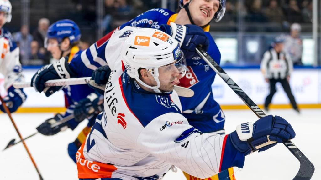 Die ZSC Lions (Denis Malgin, in Weiss) setzen sich im Spitzenspiel gegen den bisherigen Leader Zug (Dario Allenspach) durch und sichern sich ihrerseits die Tabellenführung