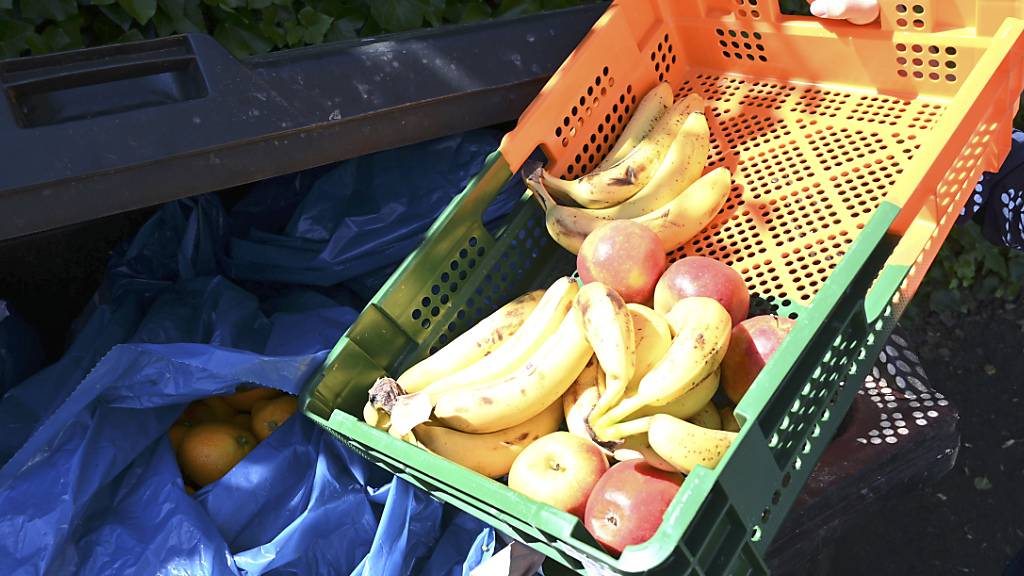 ARCHIV - Ein Mitarbeiter eines Supermarktes bringt Obst zum Müllcontainer. Weltweit werden einem am Mittwoch vorgestellten UN-Bericht jährlich mehr als einer Milliarde Tonnen Lebensmittel weltweit verschwendet. Foto: Carmen Jaspersen/dpa