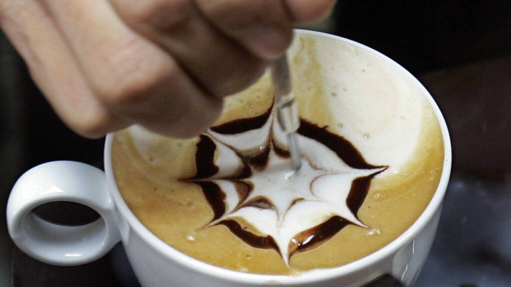 Milch, Kaffee und Schokolade: Alle drei Genussmittel standen schon im Fokus, wenn es darum ging, die Anzahl von Nobelpreisen eines Landes zu erklären. (Archivbild)