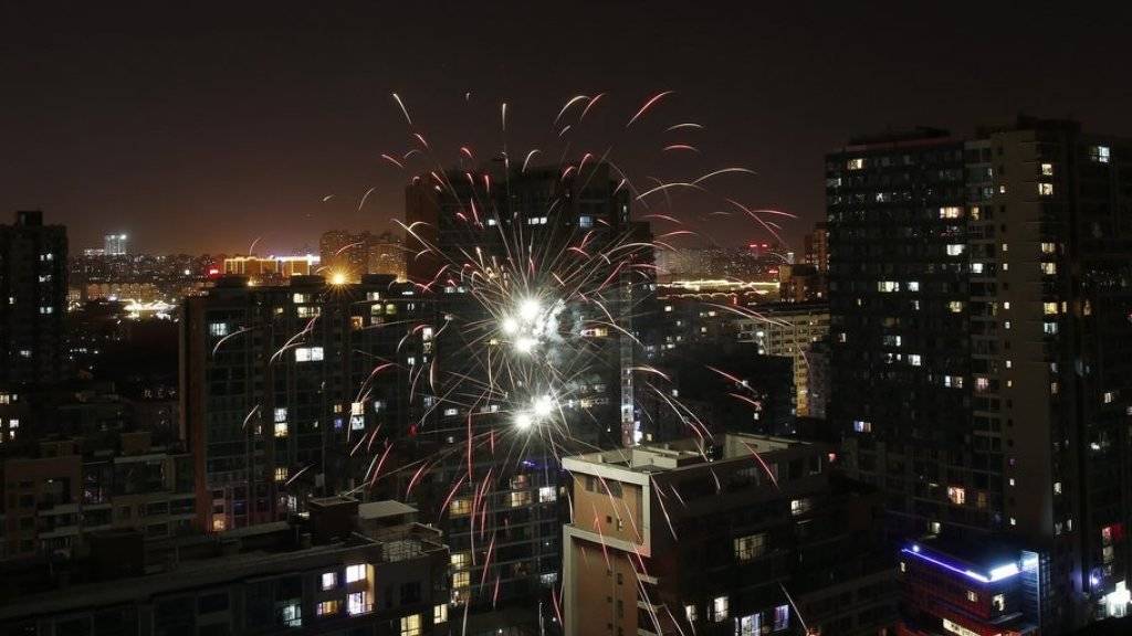 Feuerwerke markieren in Peking den Start in das Jahr des Affen. Die Chinesen feiern nach dem traditionellen Mondkalender erst jetzt das Neujahrsfest