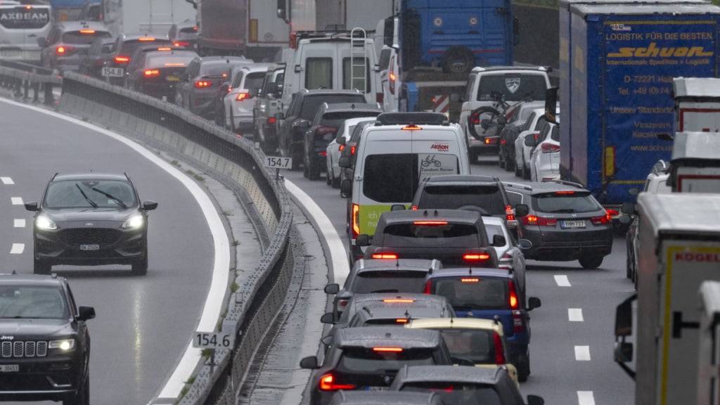 Der Auffahrtsstau von Ende Ma: Viasuisse rechnet für Pfingsten mit noch mehr Fahrzeugen. (Archivbild)