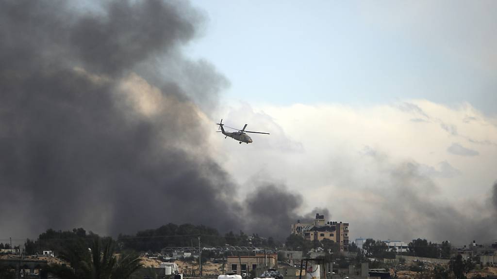 ARCHIV - Ein israelischer Hubschrauber fliegt über Chan Junis. Foto: Mohammed Dahman/AP/dpa