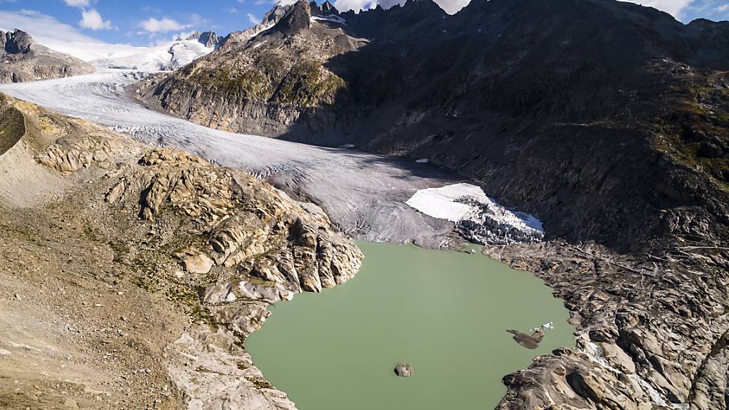 Der See am Fusse des Rhonegletschers ist nur ein Beispiel dafür, wie sich das Landschaftsbild in den Alpen im Zuge des Klimawandels verändert. (Archivbild)
