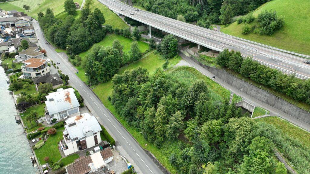 Die Nidwaldner Regierung will die Kantonsstrasse ausgangs Buochs bis Höhe Autofähre in Beckenried verbreitern.