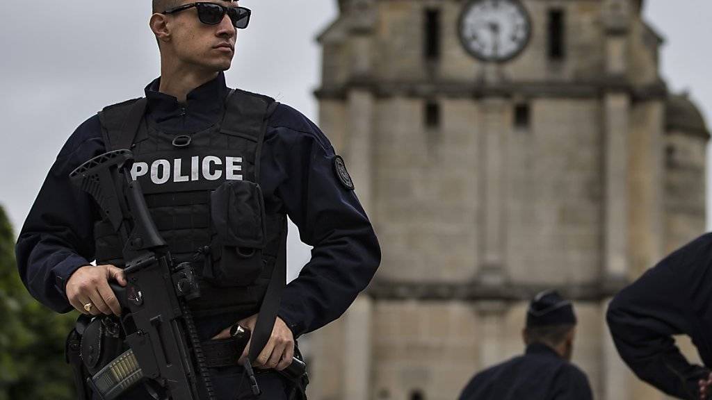 Polizisten bewachen die Kirche in Saint-Etienne-du-Rouvray, nachdem ein islamistischer Angreifer dort Geiseln genommen und den Priester getötet hat. (Archiv)