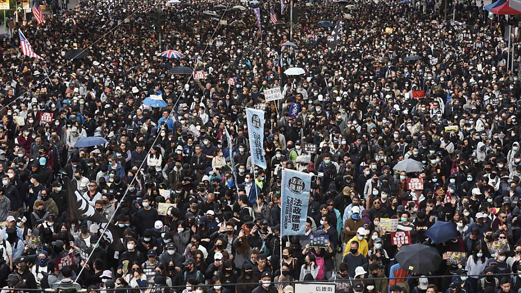 Sechs Monate nach dem Beginn der Protestwelle in Hongkong haben sich Hunderttausende zu einer Massenkundgebung versammelt.
