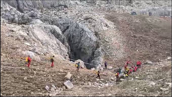 Rettungskräfte kämpfen in 1000 Metern Tiefe um das Leben eines Höhlenforschers