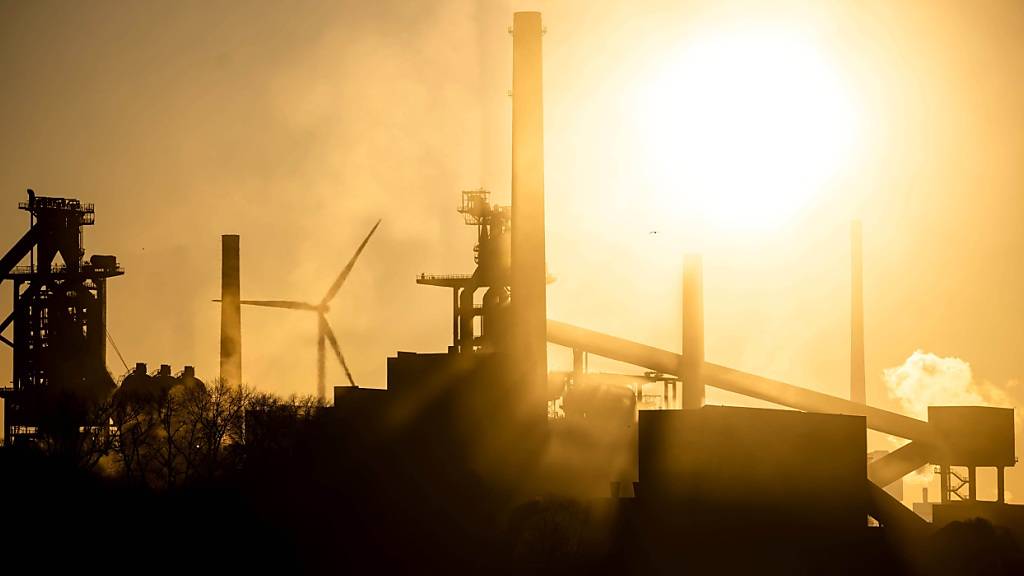 Lichtblick in der angeschlagenen deutschen Industrie: Im Juli sind die Bestellungen dank grösserer Aufträge im Monatsvergleich um 2,9 Prozent gestiegen. (Im Symbolbild das Stahlwerk von ArcelorMittal in Bremen)