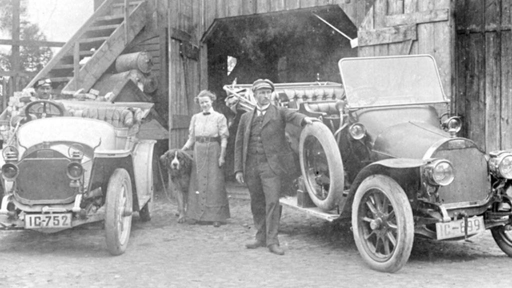 Zwei Martini-Autos auf dem Bleicheareal in Frauenfeld, um 1905 (Fotosammlung Hansulrich Guhl, Frauenfeld). 
Das Bild gehört zur Ausstellung «Schreck und Schraube. Weltindustrie im Thurgau» des Historischen Museums Thurgau.