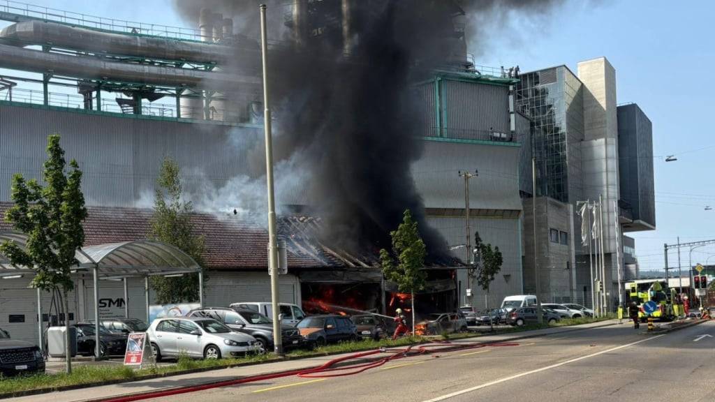 Der Brand einer Autogarage in Winterthur verursachte am Mittwoch hohen Sachschaden. Ein Mann wurde leicht verletzt.