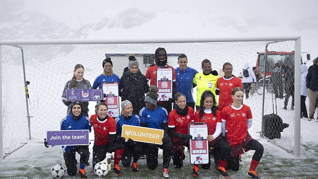 Das Wetter hätte besser sein können, aber Johan Djourou, David Degen  (beide hinten Mitte), Lara Dickenbach (hinten rechts) und Kathrin Lehmann (zweite vorne von links) nebst anderen hatten trotzdem Spass an Fussballspielen auf dem Jungfraujoch