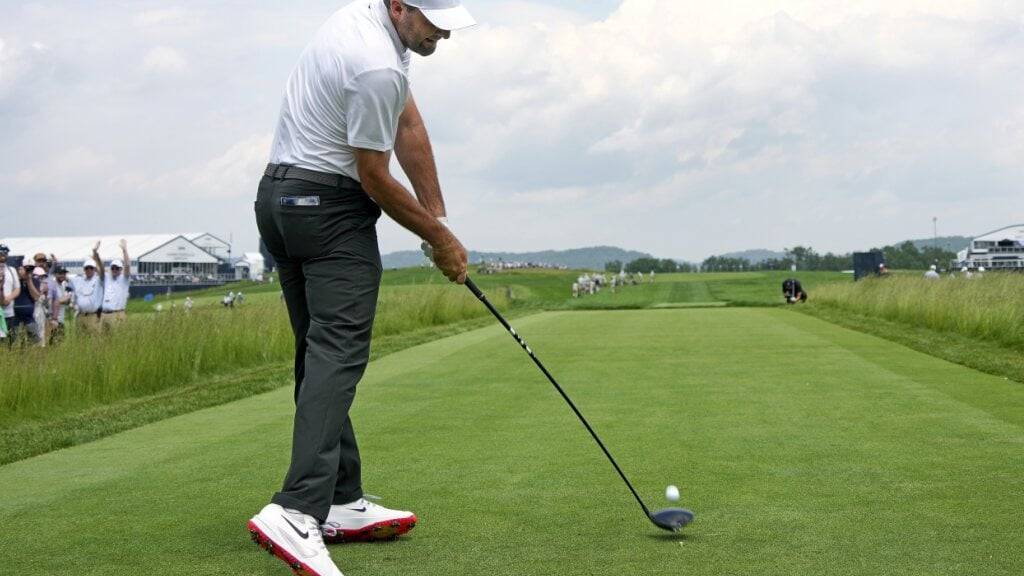 Topfavorit Scottie Scheffler macht sich im Training mit den Tücken des Par-70-Kurses im «National Historic Landmark» am Allegheny River vertraut
