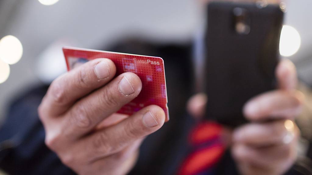 Der rote Swisspass im Kreditkartenformat ersetzt seit Sommer 2015 die Halbtax- und die Generalabonnementskarte. (Archivbild)