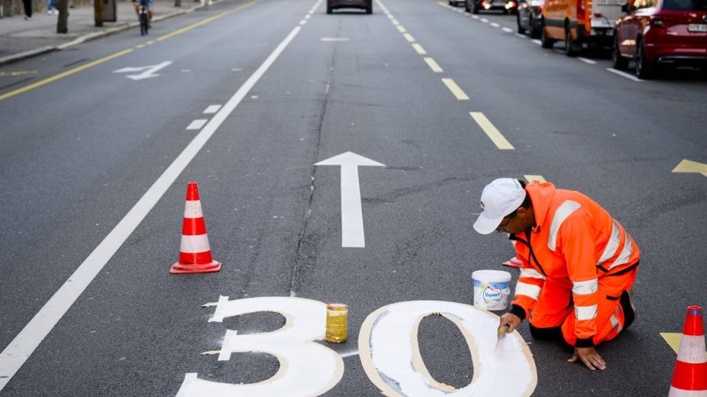Die Einführung von Tempo 30 auf Hauptverkehrsachsen innerorts soll an klarere Regeln geknüpft werden. So schlägt es der Bundesrat vor. (Archivbild)