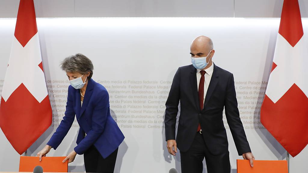 Bundespräsidentin Simonetta Sommaruga (l.) und Bundesrat Alain Berset (r.) kurz vor Beginn der Medienkonferenz des Bundesrates zur aktuellen Lage und Massnahmen im Zusammenhang mit dem Coronavirus.