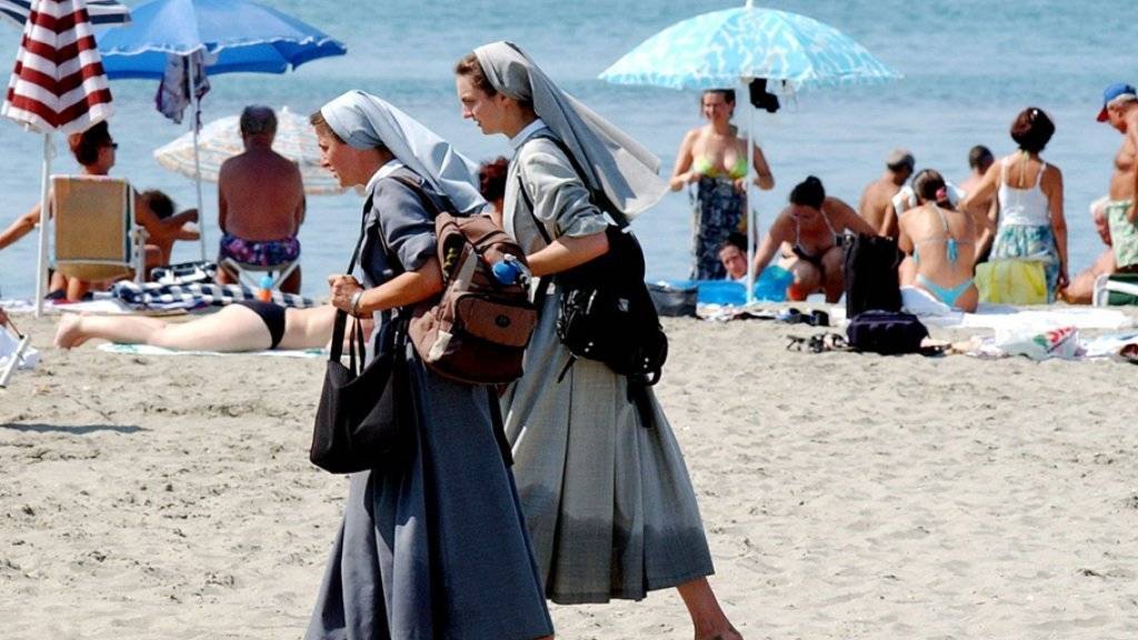 Nonnen an einem italienischen Strand. (Symbolbild)