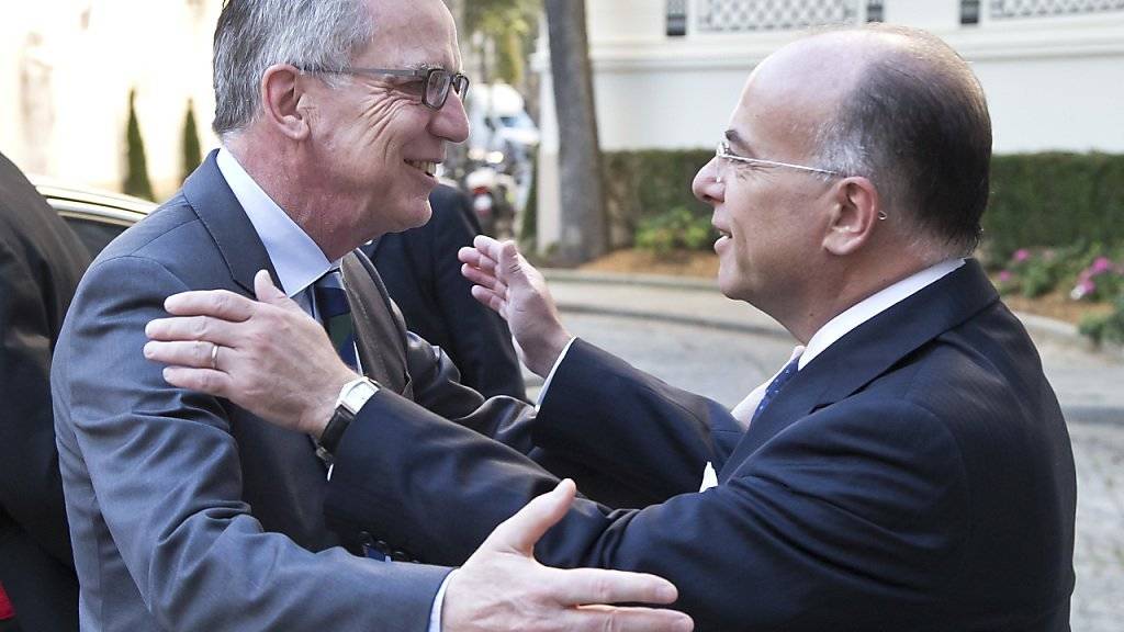Sind sich einig: Der deutsche Innenminister de Maizière (links) und sein französischer Amtskollege Cazeneuve begrüssen sich in Paris.