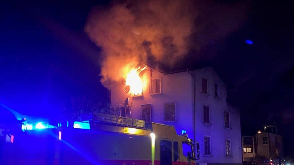 Ein Brand hat in einem Mehrfamilienhaus in Birmensdorf am Samstagabend grossen Sachschaden angerichtet. Verletzt wurde dabei laut Polizei niemand.