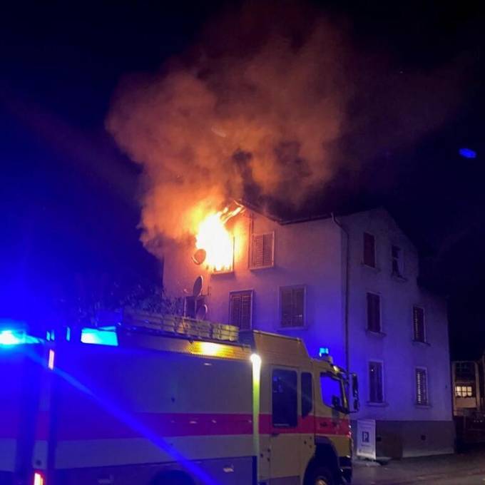 Mehrfamilienhaus nach Brand unbewohnbar – Bewohner schlafen im Hotel