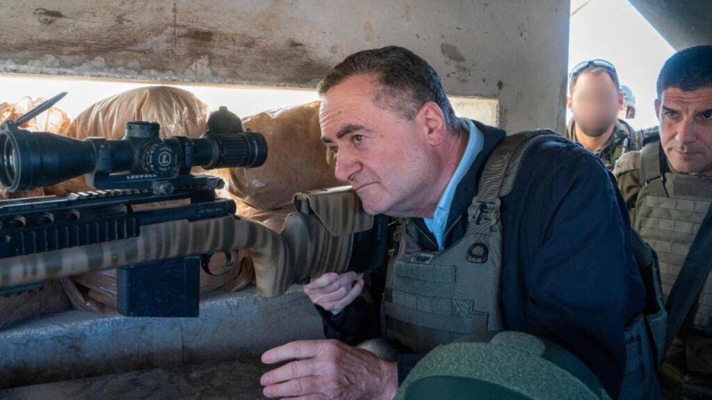 HANDOUT - Israels Verteidigungsminister Israel Katz bei einem Truppenbesuch. Foto: Ariel Hermoni/Verteidigungsministerium/dpa/Archiv - ACHTUNG: Nur zur redaktionellen Verwendung im Zusammenhang mit der aktuellen Berichterstattung und nur mit vollständiger Nennung des vorstehenden Credits