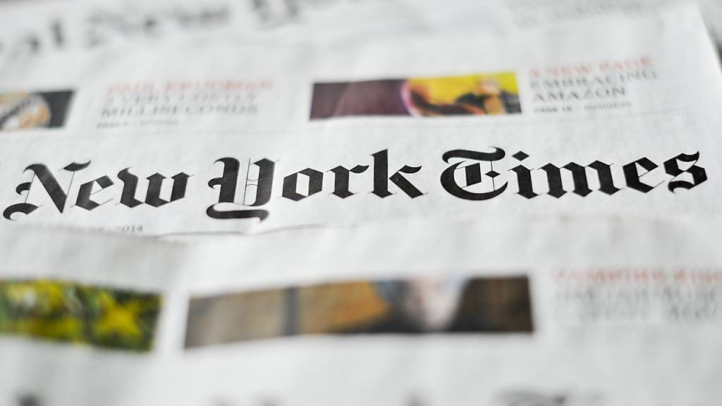 ARCHIV - ILLUSTRATION - Verschiedene Ausgaben der Zeitung «New York Times» liegen auf einem Tisch. (zu dpa: ««New York Times» verlegt Teil ihres Hongkong-Büros nach Seoul») Foto: Ole Spata/dpa