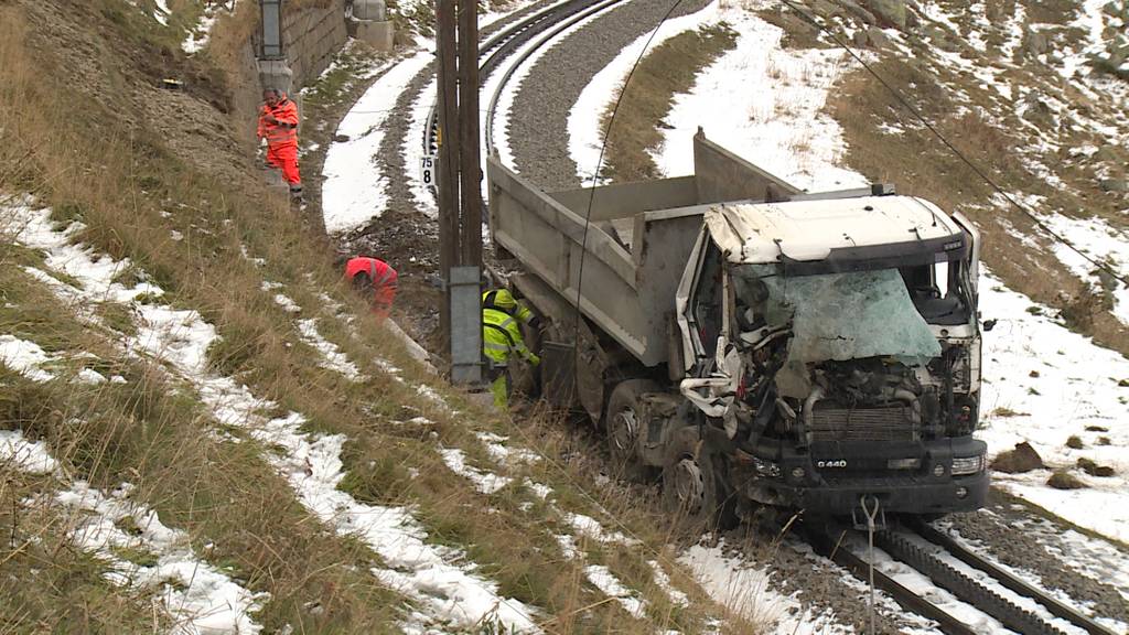 Andermatt (UR): Lastwagen stürzt auf Bahntrassee