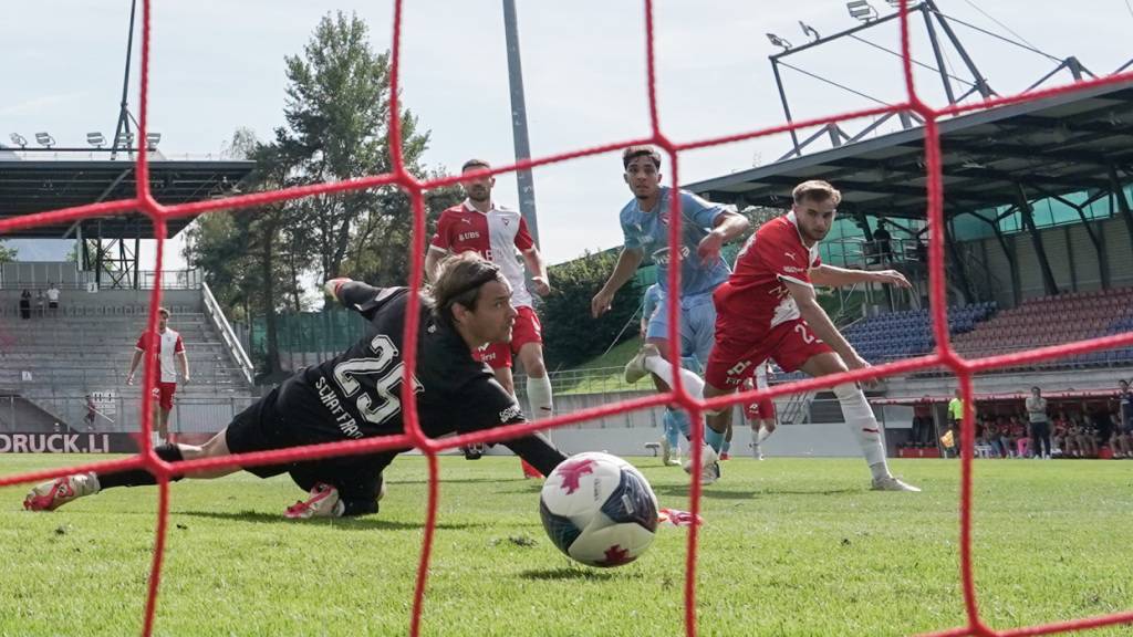 Furkan Dursun (im hellblauen Trikot) bringt Thun im Vaduzer Volksparkstadion in Führung