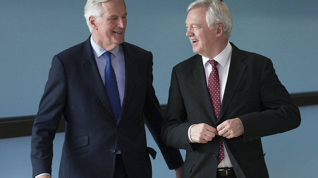 EU-Chefunterhändler Michel Barnier (links) hat am Montag in Brüssel vor der vierten Brexit-Verhandlungsrunde britischen Forderungen eine Absage erteilt. Brexit-Minister David Davis hatte eine direkte Verbindung zwischen den Finanzforderungen der EU und den künftigen Beziehungen hergestellt.