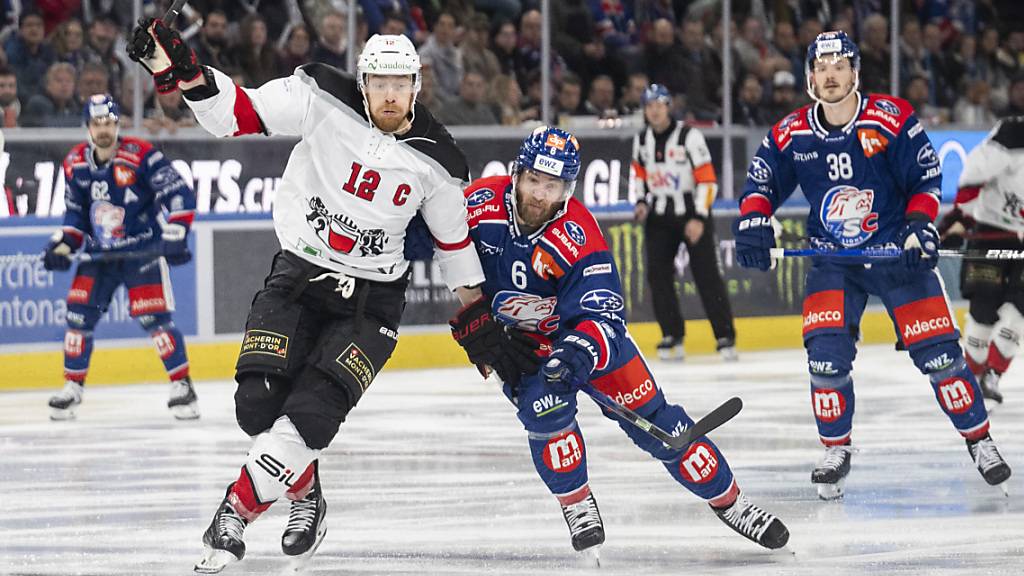 Wie gemacht für die Playoffs: Lausannes Michael Raffl (li.) im harten Zweikampf mit Yannick Weber von den ZSC Lions