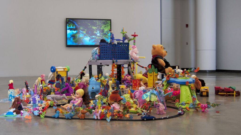 Die Installation «Sharing Project» des Künstlers Joel Tauber lädt die Besucherinnen und Besucher ein, Spielzeuge auf einen Haufen zu legen, um sie mit anderen zu teilen.