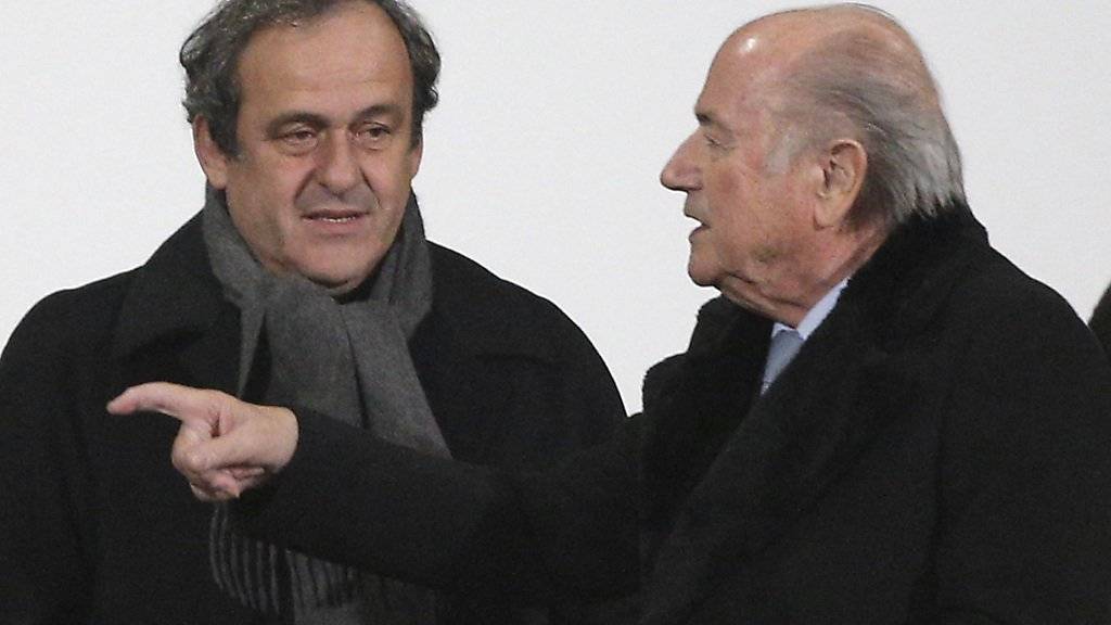 Sepp Blatter (rechts) und Michel Platini sollen für acht Jahre gesperrt werden.