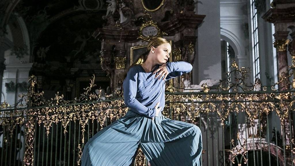Tänzerin Robina Steyer tanzt im Altarraum der St. Galler Kathedrale. Das Tanzstück «Rosenkranz» der St. Galler Festspiele feierte am Mittwoch Premiere.