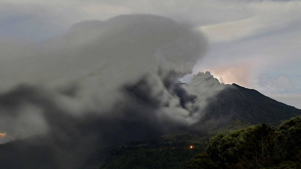 Über dem Vulkan Turrialba in Costa Rica steigen Rauch und Asche bis zu 3000 Meter in die Höhe und werden vom Wind kilometerweit übers Land getragen.