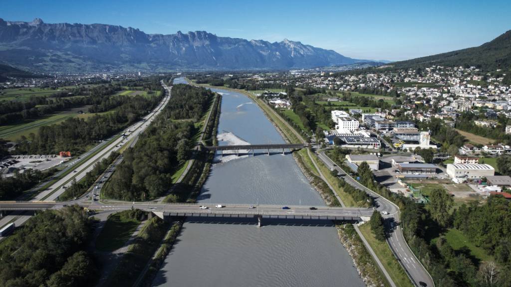 Nach dem Fund eines toten Mannes am Rheinufer in Sevelen SG am Mittwochmorgen sind in einer Wohnung in Vaduz (FL) drei weitere Tote gefunden worden. Im Bild: Die Rheinbrücken zwischen Vaduz und Sevelen. (Archivbild)