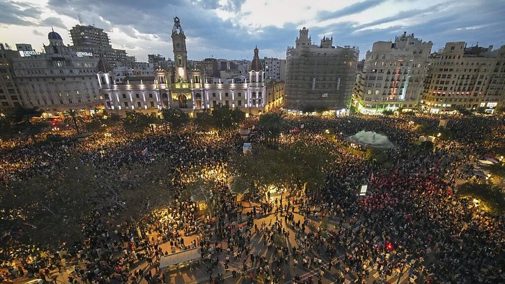 dpatopbilder - Tausende Demonstranten versammeln sich in Valencia zu einer Demonstration, um den Umgang mit den jüngsten Überschwemmungen anzuprangern und sich gegen den Regionalpräsidenten Carlos Mazon zu wenden. Foto: Emilio Morenatti/AP/dpa