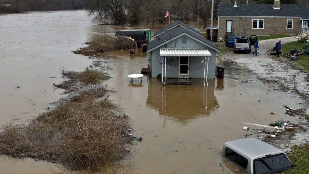 Der Fluss Meramec im US-Bundesstaat Missouri ist über die Ufer getreten - mehrere Menschen starben in den Wassermassen.
